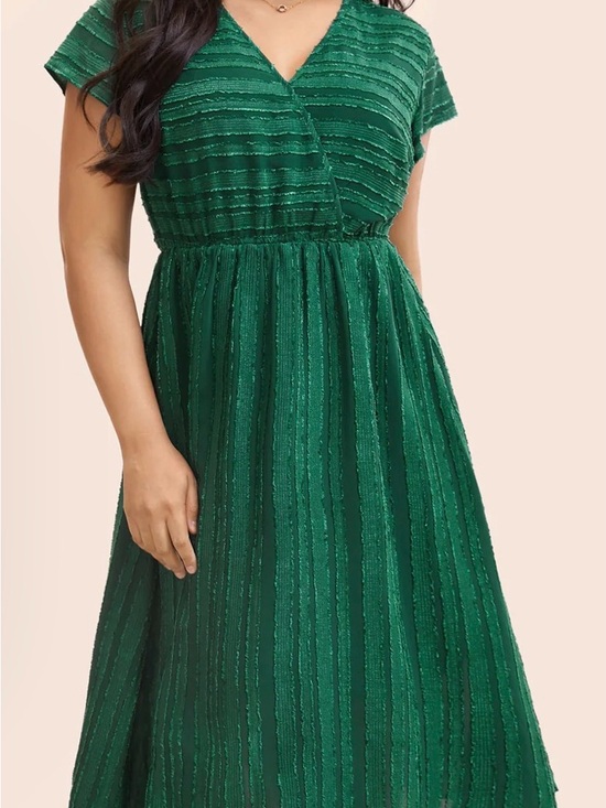 BloomChic Dresses & Skirts - BloomChic Emerald Green Textured V-Neck Maxi Dress